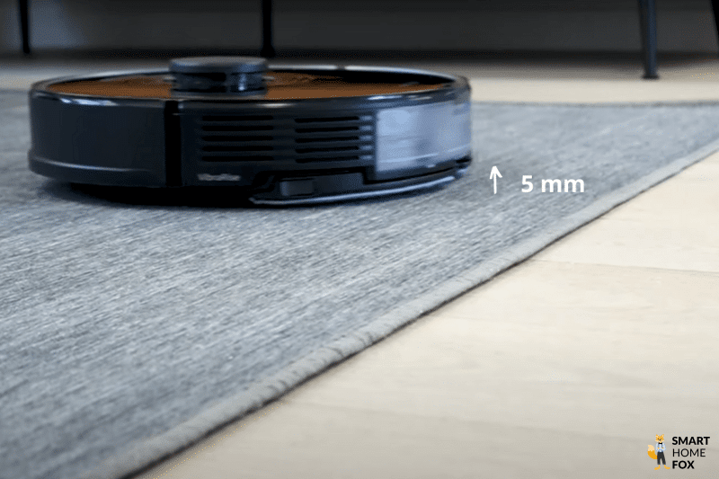 The mop plate of the Roborock S7 MaxV is lifted by a few millimetres when driving over a carpet.